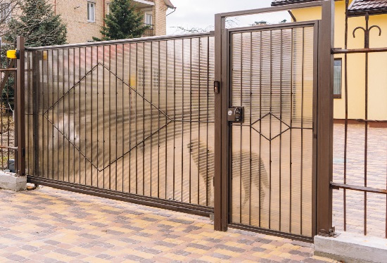 Купить ворота из профлиста с элементами ковки, с металлическими столбами в рамке или под дерево в Пятигорске от 154996 руб